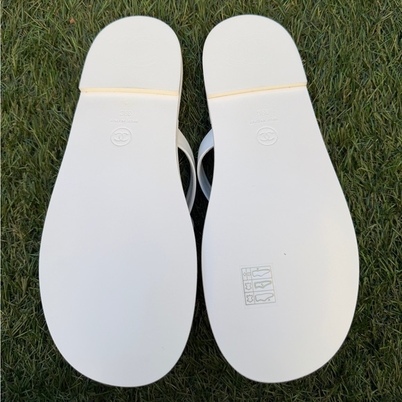 2026 CHANEL CC LOGO WHITE PATENT LEATHER CAMELLIA THONG LEATHER SANDALS 39 C - Picture 11 of 14